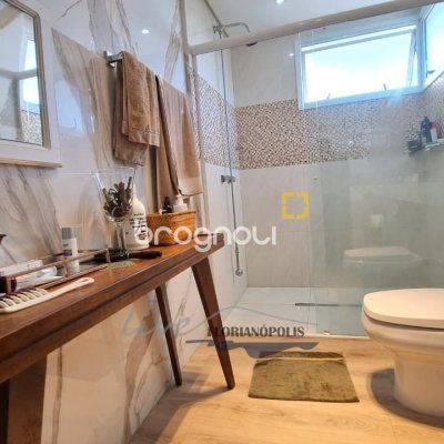 Apartamento com 105m², 2 quartos (sendo 1 suíte), 2 garagens, no bairro Jurerê Internacional em Florianópolis