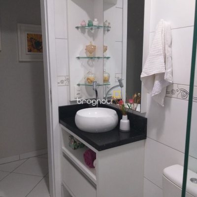 Apartamento com 59m², 2 quartos, 1 garagem, no bairro Forquilhinha em São José