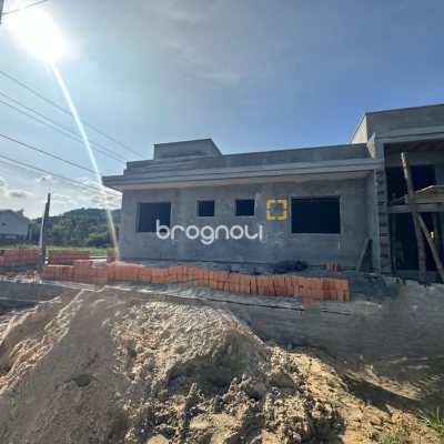 Casa com 75m², 2 quartos (sendo 1 suíte), 1 garagem, no bairro Forquilhas em São José