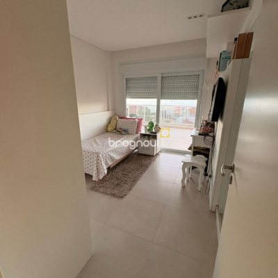 Apartamento com 80m², 2 quartos (sendo 1 suíte), 2 garagens, no bairro São João do Rio Vermelho em Florianópolis