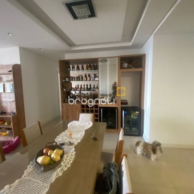 Apartamento com 80m², 2 quartos (sendo 1 suíte), 2 garagens, no bairro São João do Rio Vermelho em Florianópolis