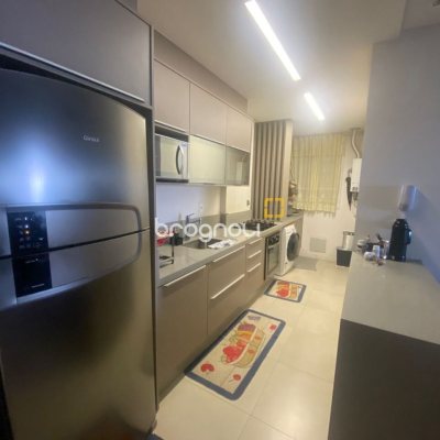 Apartamento com 80m², 2 quartos (sendo 1 suíte), 2 garagens, no bairro São João do Rio Vermelho em Florianópolis