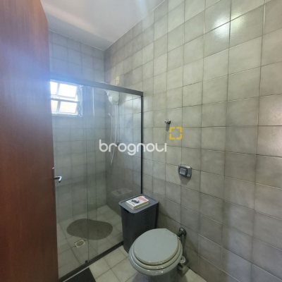 Casa com 310m², 5 quartos (sendo 2 suítes), 4 garagens, no bairro Coqueiros em Florianópolis