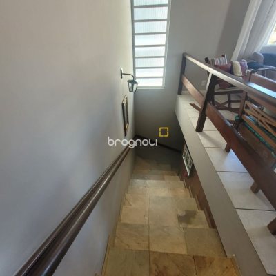 Casa com 310m², 5 quartos (sendo 2 suítes), 4 garagens, no bairro Coqueiros em Florianópolis