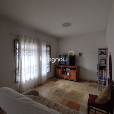 Casa com 310m², 5 quartos (sendo 2 suítes), 4 garagens, no bairro Coqueiros em Florianópolis