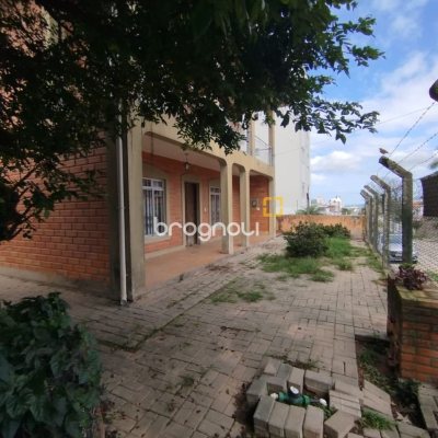 Casa com 310m², 5 quartos (sendo 2 suítes), 4 garagens, no bairro Coqueiros em Florianópolis