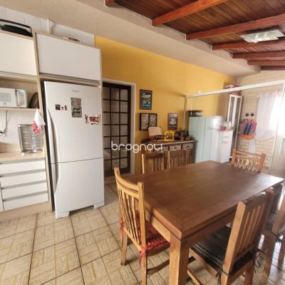 Casa com 310m², 5 quartos (sendo 2 suítes), 4 garagens, no bairro Coqueiros em Florianópolis