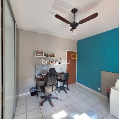 Casa com 310m², 5 quartos (sendo 2 suítes), 4 garagens, no bairro Coqueiros em Florianópolis