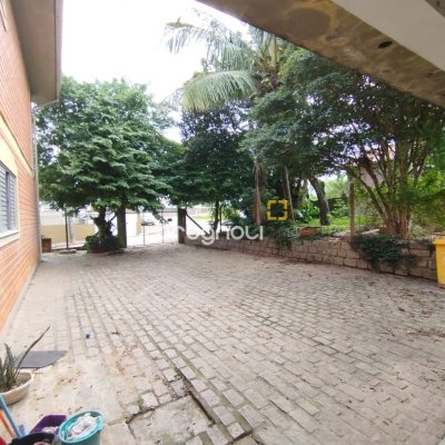 Casa com 310m², 5 quartos (sendo 2 suítes), 4 garagens, no bairro Coqueiros em Florianópolis