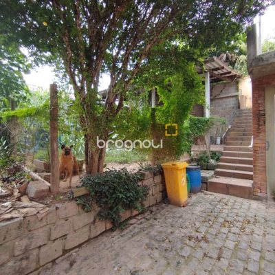 Casa com 310m², 5 quartos (sendo 2 suítes), 4 garagens, no bairro Coqueiros em Florianópolis