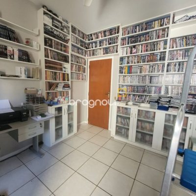 Casa com 310m², 5 quartos (sendo 2 suítes), 4 garagens, no bairro Coqueiros em Florianópolis