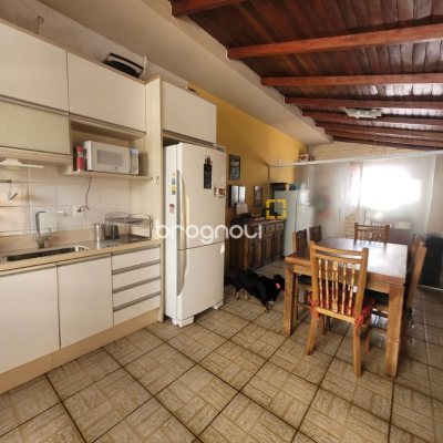 Casa com 310m², 5 quartos (sendo 2 suítes), 4 garagens, no bairro Coqueiros em Florianópolis