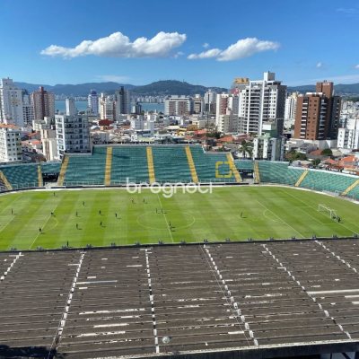 Apartamento com 111m², 3 quartos (sendo 2 suítes), 2 garagens, no bairro Estreito em Florianópolis