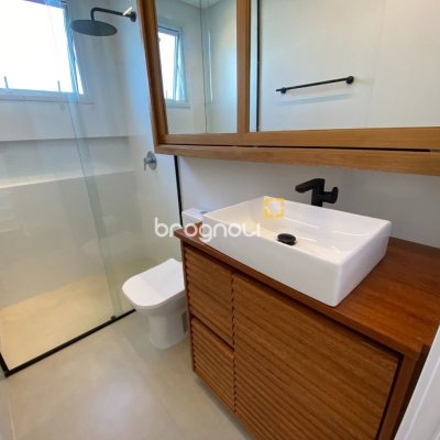 Apartamento com 111m², 3 quartos (sendo 2 suítes), 2 garagens, no bairro Estreito em Florianópolis