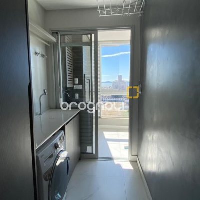 Apartamento com 111m², 3 quartos (sendo 2 suítes), 2 garagens, no bairro Estreito em Florianópolis