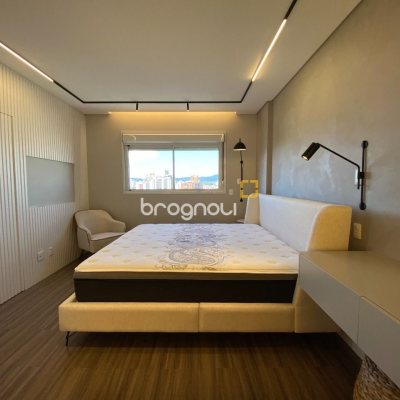 Apartamento com 111m², 3 quartos (sendo 2 suítes), 2 garagens, no bairro Estreito em Florianópolis