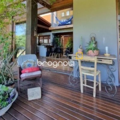 Casa com 362m², 3 quartos (sendo 1 suíte), 2 garagens, no bairro Novo Campeche em Florianópolis