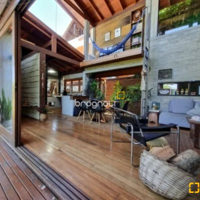 Casa com 362m², 3 quartos (sendo 1 suíte), 2 garagens, no bairro Novo Campeche em Florianópolis