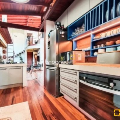 Casa com 362m², 3 quartos (sendo 1 suíte), 2 garagens, no bairro Novo Campeche em Florianópolis