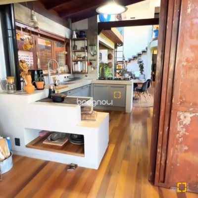 Casa com 362m², 3 quartos (sendo 1 suíte), 2 garagens, no bairro Novo Campeche em Florianópolis