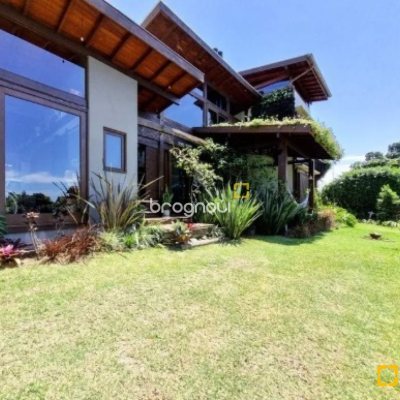 Casa com 362m², 3 quartos (sendo 1 suíte), 2 garagens, no bairro Novo Campeche em Florianópolis