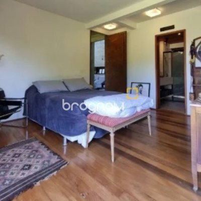 Casa com 362m², 3 quartos (sendo 1 suíte), 2 garagens, no bairro Novo Campeche em Florianópolis