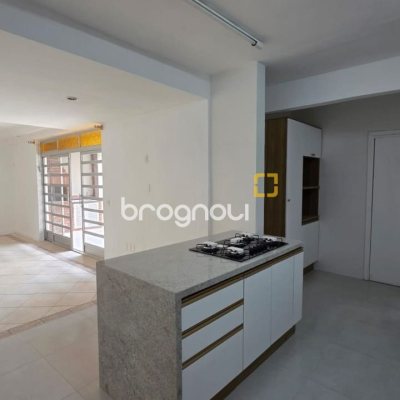Casa Comercial com 272m², 4 garagens, no bairro Centro em Florianópolis