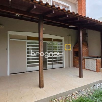Casa Comercial com 272m², 4 garagens, no bairro Centro em Florianópolis