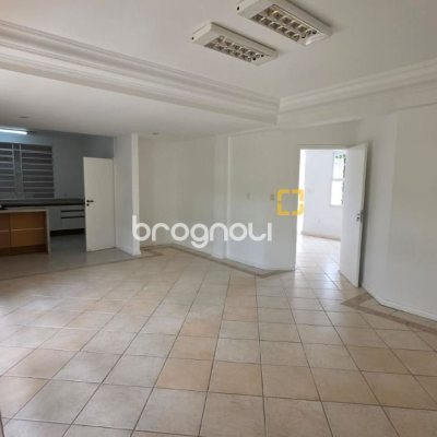 Casa Comercial com 272m², 4 garagens, no bairro Centro em Florianópolis