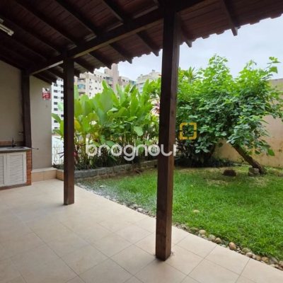 Casa Comercial com 272m², 4 garagens, no bairro Centro em Florianópolis