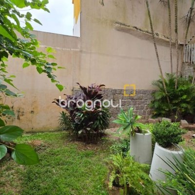 Casa Comercial com 272m², 4 garagens, no bairro Centro em Florianópolis