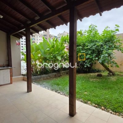 Casa Comercial com 272m², 4 garagens, no bairro Centro em Florianópolis