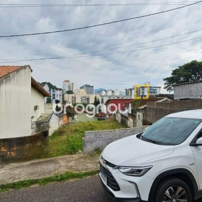 Terreno com 310m², no bairro Estreito em Florianópolis