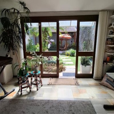 Casa com 400m², 4 quartos (sendo 1 suíte), no bairro Itaguaçu em Florianópolis
