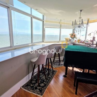 Apartamento com 226m², 3 quartos (sendo 1 suíte), 2 garagens, no bairro Beira Mar em Florianópolis