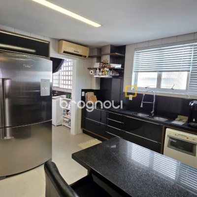 Apartamento com 226m², 3 quartos (sendo 1 suíte), 2 garagens, no bairro Beira Mar em Florianópolis