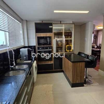 Apartamento com 226m², 3 quartos (sendo 1 suíte), 2 garagens, no bairro Beira Mar em Florianópolis