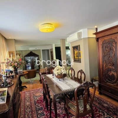 Apartamento com 226m², 3 quartos (sendo 1 suíte), 2 garagens, no bairro Beira Mar em Florianópolis