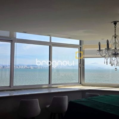 Apartamento com 226m², 3 quartos (sendo 1 suíte), 2 garagens, no bairro Beira Mar em Florianópolis