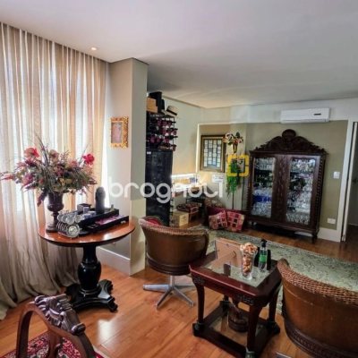 Apartamento com 226m², 3 quartos (sendo 1 suíte), 2 garagens, no bairro Beira Mar em Florianópolis