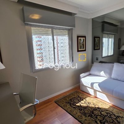 Apartamento com 226m², 3 quartos (sendo 1 suíte), 2 garagens, no bairro Beira Mar em Florianópolis