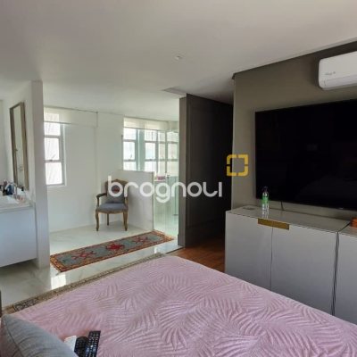 Apartamento com 226m², 3 quartos (sendo 1 suíte), 2 garagens, no bairro Beira Mar em Florianópolis