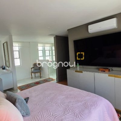 Apartamento com 226m², 3 quartos (sendo 1 suíte), 2 garagens, no bairro Beira Mar em Florianópolis
