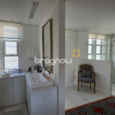 Apartamento com 226m², 3 quartos (sendo 1 suíte), 2 garagens, no bairro Beira Mar em Florianópolis