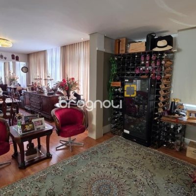 Apartamento com 226m², 3 quartos (sendo 1 suíte), 2 garagens, no bairro Beira Mar em Florianópolis