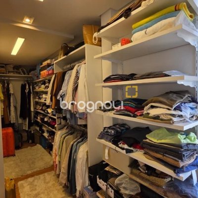 Apartamento com 226m², 3 quartos (sendo 1 suíte), 2 garagens, no bairro Beira Mar em Florianópolis