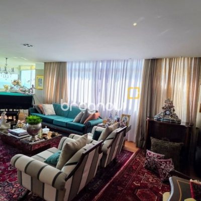 Apartamento com 226m², 3 quartos (sendo 1 suíte), 2 garagens, no bairro Beira Mar em Florianópolis
