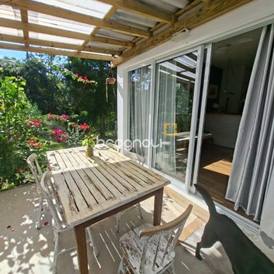 Casa com 190m², 2 quartos (sendo 2 suítes), 2 garagens, no bairro Ponta das Canas em Florianópolis