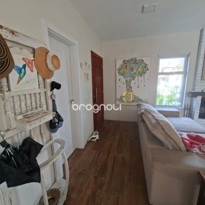 Casa com 190m², 2 quartos (sendo 2 suítes), 2 garagens, no bairro Ponta das Canas em Florianópolis