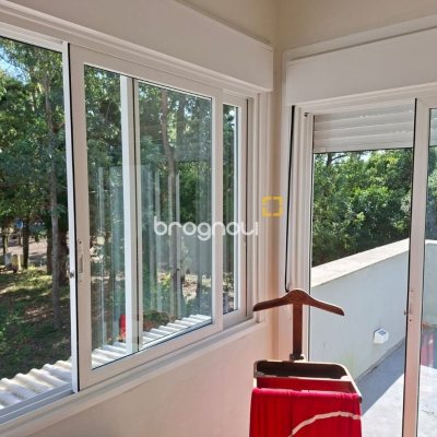 Casa com 190m², 2 quartos (sendo 2 suítes), 2 garagens, no bairro Ponta das Canas em Florianópolis